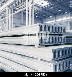 Stapel von vorgefertigten Stahlbeton Platten in einem Hausbau Werkshalle Stockfoto