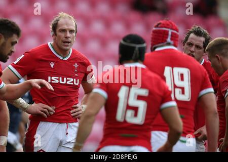 Llanelli, Großbritannien. Oktober 2020. Alun Wyn Jones aus Wales (l) schaut zu. Guinness Six Nations 2020 Championship match, Wales gegen Schottland im Parc Y Scarlets in Llanelli, South Wales am Samstag, 31. Oktober 2020. Dieses Bild darf nur für redaktionelle Zwecke verwendet werden. Redaktionelle Verwendung nur, Bild von Andrew Orchard / Andrew Orchard Sport Fotografie / Alamy Live Nachrichten Kredit: Andrew Orchard Sport Fotografie / Alamy Live Nachrichten Stockfoto