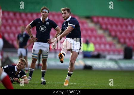 Llanelli, Großbritannien. Oktober 2020. Stuart Hogg aus Schottland schlägt eine Strafe. Guinness Six Nations 2020 Championship match, Wales gegen Schottland im Parc Y Scarlets in Llanelli, South Wales am Samstag, 31. Oktober 2020. Dieses Bild darf nur für redaktionelle Zwecke verwendet werden. Redaktionelle Verwendung nur, Bild von Andrew Orchard / Andrew Orchard Sport Fotografie / Alamy Live Nachrichten Kredit: Andrew Orchard Sport Fotografie / Alamy Live Nachrichten Stockfoto