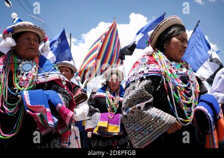 Peking, Bolivien. Okt. 2020. Die Menschen nehmen an einer Feier der Partei Bewegung zum Sozialismus (MAS) für die Ergebnisse der Wahlen in Boliavia in El Alto, Bolivien, am 24. Oktober 2020 Teil. Quelle: Mateo Romay/Xinhua/Alamy Live News Stockfoto