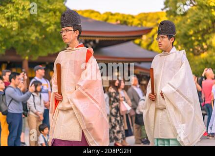 tokio, japan - oktober 10 2019: Zwei japanische Kannushi Priester tragen Eboshi Hüte, einen Kimono namens Kariginu und halten eine rituelle Shaku Tablette während einer Stockfoto