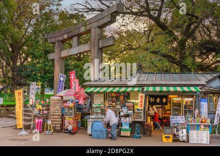 tokio, japan - oktober 20 2020: Restaurant eines Retro-Souvenirshops namens Toshogu Daiichi Shop neben dem steinernen Torii-Tor des Ueno Tōshō-gū-Schreins Stockfoto