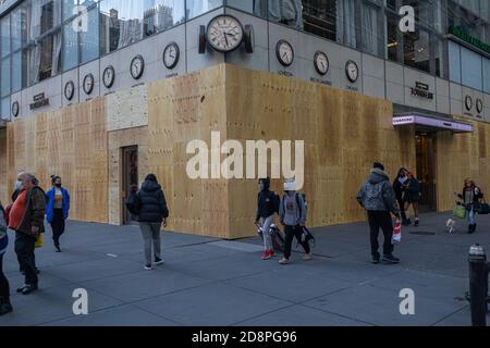 Manhattan, Usa. Oktober 2020. Am 31. Oktober 2020 begannen Einzelhändler und Unternehmen, darunter das Gebäude der News Corporation, in dem Fox News beheimatet ist, ihre Räumlichkeiten mit Sperrholz, Metallbarrieren und zusätzlicher Sicherheit zu stärken, um mögliche Unruhen im Zusammenhang mit Wahlen vorzubereiten. (Foto: Michael Nigro/Pacific Press) Quelle: Pacific Press Media Production Corp./Alamy Live News Stockfoto