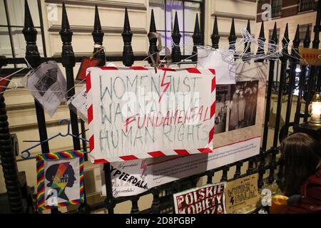 LONDON, ENGLAND, OKTOBER 30 2020, Demonstranten halten vor der polnischen Botschaft in London Zeichen, die Proteste sind gegen ein Verfassungsgericht, das ein nahezu totales Verbot der Abtreibung in Polen verhängen würde (Quelle: Lucy North) Quelle: MI News & Sport /Alamy Live News Stockfoto