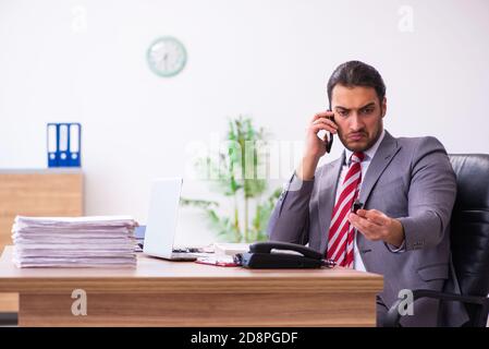 Männlicher Mitarbeiter, der Flash-Laufwerk in den Laptop einsteckt Stockfoto