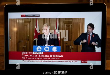 London, Großbritannien. Oktober 2020. Das am 31. Oktober 2020 aufgenommene Foto zeigt einen Laptop-Bildschirm, der die Aussage des britischen Premierministers Boris Johnson in einer virtuellen Pressekonferenz in London, Großbritannien, ausstrahlt. Der britische Premierminister Boris Johnson kündigte am Samstag an, dass England ab Donnerstag in eine einmonatige Sperre eintreten wird, um das Wiederaufleben des Coronavirus zu unterdrücken. Quelle: Han Yan/Xinhua/Alamy Live News Stockfoto