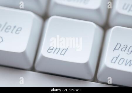 Ein konzeptionelles Nahaufnahme-Foto der Ende-Taste auf einer Tastatur. Stockfoto