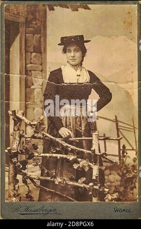 Vintage Kabinettkarte zeigt Frau posiert in einem Foto-Grafik-Studio. Das Foto wurde in Österreich-Ungarn oder auch in Österreich-Ungarn Monarchie aufgenommen Stockfoto