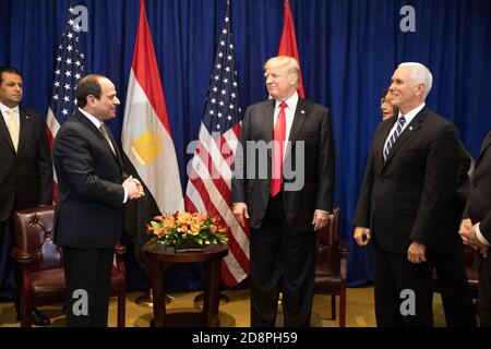 "Präsident Donald J. Trump spricht neben Vizepräsident Mike Pence und Außenminister Mike Pompeo vor ihrem bilateralen Treffen am Montag, den 24. September 2018, im Lotte New York Palace in New York mit dem Präsidenten der Arabischen Republik Ägypten Abdel Fattah el-Sisi. (Bitte verrechnen Sie Shealah Craighead)' Stockfoto