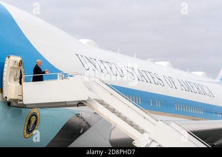 Präsident Donald J. Trump landet am Sonntag, den 25. Oktober 2020, in Manchester, N.H. bei der Air Force One am Regionalflughafen Manchester-Boston (Bitte verrechnen Sie Shealah Craighead)' Stockfoto