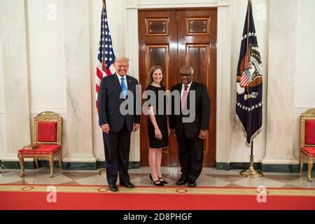 "Präsident Donald J. Trump, zusammen mit der assoziierten US Supreme Court Justice Clarence Thomas, posiert mit Richterin Amy Coney Barrett in der Cross Hall des Weißen Hauses nach ihrer Vereidigung als Associate Justice des US Supreme Court Montag, 26. Oktober 2020, auf dem South Lawn des Weißen Hauses. (Bitte verrechnen Sie Shealah Craighead)' Stockfoto