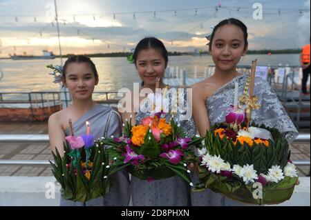 Bangkok. November 2020. Mädchen in traditionellen thailändischen Kostümen posieren mit Wasserlaternen in der Nähe des Chao Phraya Flusses in Bangkok, der Hauptstadt Thailands, Okt. 31. 2020, das alljährliche Loy Krathong Festival. Quelle: Rachen Sageamsak/Xinhua/Alamy Live News Stockfoto