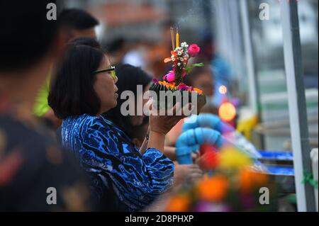 Bangkok. November 2020. Einheimische bereiten sich darauf vor, Wasserlaternen im Chao Phraya River für Frieden und Glück in Bangkok, der Hauptstadt Thailands, zu setzen. Oktober 31. 2020, das alljährliche Loy Krathong Festival. Quelle: Rachen Sageamsak/Xinhua/Alamy Live News Stockfoto