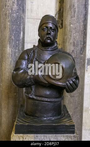 WINCHESTER, VEREINIGTES KÖNIGREICH - Dec 01, 2018: Eine kleine Statue von William Walker von Glyn Williams. Er war der Taucher, der die Fundamente von Winches reparierte Stockfoto