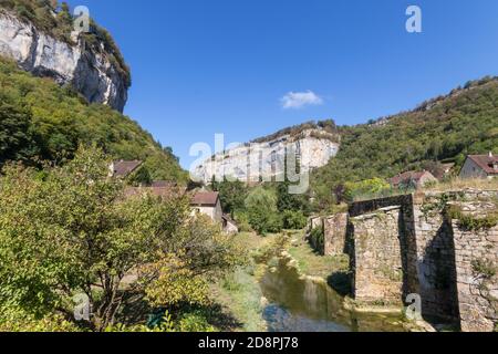 Baume Les Messieurs Dorf, Tal, Schlucht von Jura, Frankreich Stockfoto