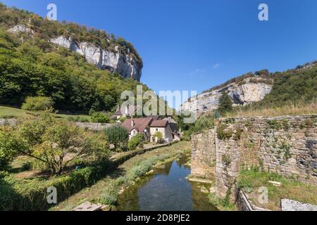 Baume Les Messieurs Dorf, Tal, Schlucht von Jura, Frankreich Stockfoto