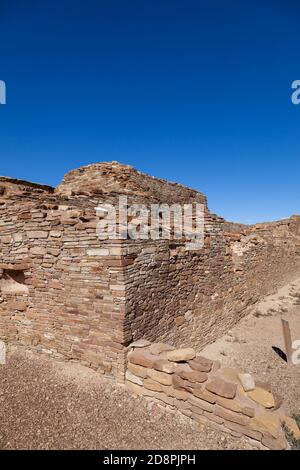 Alte Felswand Details der Chetro Ketl Great House Site im Chaco Culture National Historical Park und Weltkulturerbe in New Mexico. Stockfoto