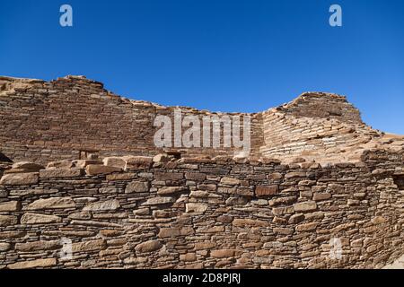 Alte Felswand Details der Chetro Ketl Great House Site im Chaco Culture National Historical Park und Weltkulturerbe in New Mexico. Stockfoto