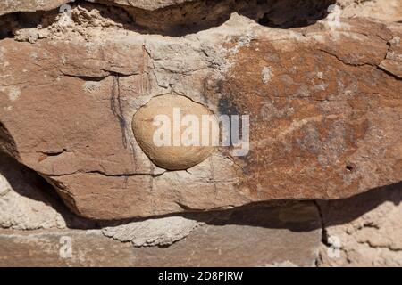 Alte Felswand Details der Chetro Ketl Great House Site im Chaco Culture National Historical Park und Weltkulturerbe in New Mexico. Stockfoto