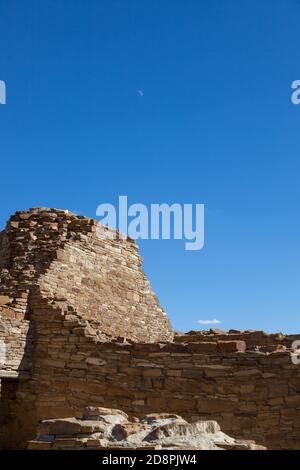 Alte Felswand Details der Chetro Ketl Great House Site im Chaco Culture National Historical Park und Weltkulturerbe in New Mexico. Stockfoto