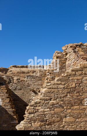 Alte Felswand Details der Chetro Ketl Great House Site im Chaco Culture National Historical Park und Weltkulturerbe in New Mexico. Stockfoto