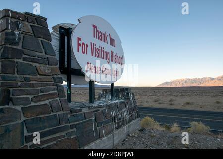 Bishop sitzt in Owens Valley, Inyo County, CA. Es ist eine Oase in der Wüste der östlichen Sierra. Stockfoto