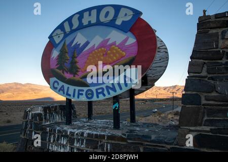 Bishop sitzt in Owens Valley, Inyo County, CA. Es ist eine Oase in der Wüste der östlichen Sierra. Stockfoto