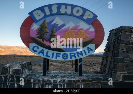 Bishop sitzt in Owens Valley, Inyo County, CA. Es ist eine Oase in der Wüste der östlichen Sierra. Stockfoto