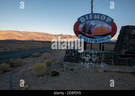 Bishop sitzt in Owens Valley, Inyo County, CA. Es ist eine Oase in der Wüste der östlichen Sierra. Stockfoto