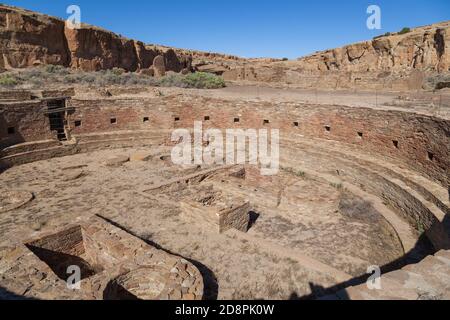 Blick in einen der alten Kivas auf der Chetro Ketl Great House Website von den Anasazi Menschen in Chaco Canyon, New Mexico gebaut. Stockfoto