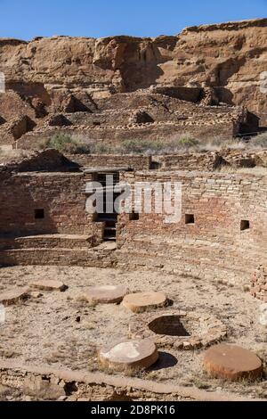 Blick in einen der alten Kivas auf der Chetro Ketl Great House Website von den Anasazi Menschen in Chaco Canyon, New Mexico gebaut. Stockfoto