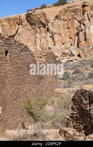 Alte Felswand Details der Chetro Ketl Great House Site im Chaco Culture National Historical Park und Weltkulturerbe in New Mexico. Stockfoto