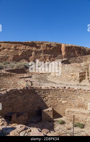 Alte Felswand Details der Chetro Ketl Great House Site im Chaco Culture National Historical Park und Weltkulturerbe in New Mexico. Stockfoto