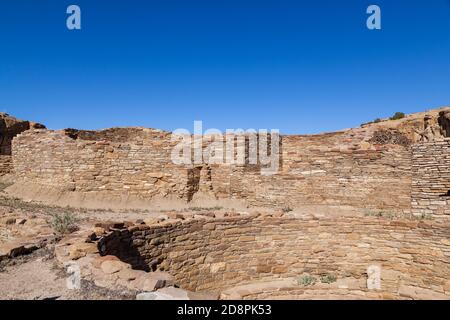 Alte Felswand Details der Chetro Ketl Great House Site im Chaco Culture National Historical Park und Weltkulturerbe in New Mexico. Stockfoto