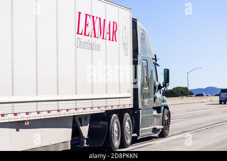 Oct 14, 2020 Concord/ CA / USA - Lexmar LKW fährt auf der Autobahn; Lexmar Distribution Inc bietet LKW, Logistik und Lagerhaltung an Stockfoto