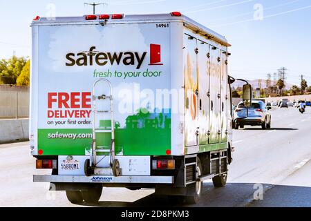 Oct 14, 2020 Pittsburg / CA / USA - Safeway Delivery van driving on the Freeway in East San Francisco Bay Area Stockfoto