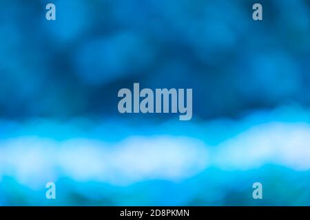 Blauer Bokeh-Hintergrund oder Hintergrund mit Unschärfe-Effekt Stockfoto