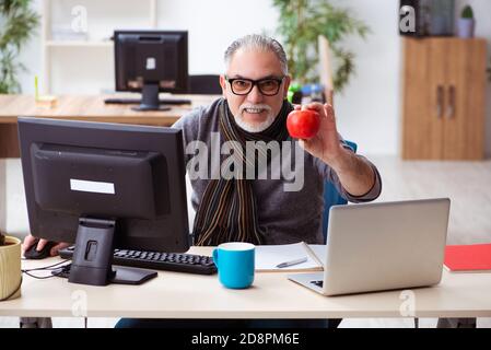 Leitender männlicher Mitarbeiter, der während einer Pandemie von zu Hause aus arbeitet Stockfoto