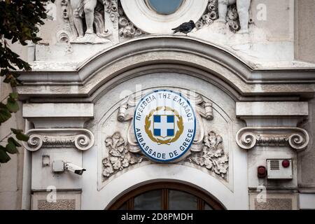 BELGRAD, SERBIEN - 17. OKTOBER 2020: Schild mit der griechischen Botschaft von Belgrad. Es ist die offizielle diplomatische Vertretung der republik Gr Stockfoto