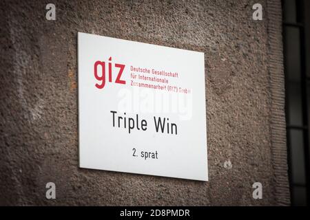 BELGRAD, SERBIEN - 17. OKTOBER 2020: GIZ-Logo auf ihrem Büro für Serbien. Die GIZ oder deutsche gesellschaft für internationale zusammenarbeit ist die germa Stockfoto