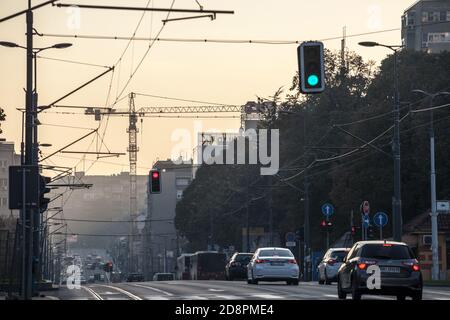 BELGRAD, SERBIEN - 25. OKTOBER 2020: Stau von Autos und anderen Fahrzeugen auf Ruzveltova Straße zur Hauptverkehrszeit, unter starker Verschmutzung, während Sonnenuntergang. B Stockfoto