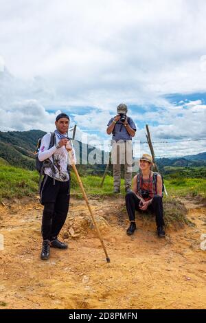 BELMIRA, KOLUMBIEN - 19. Jan 2019: Belmira, Antioquia / Kolumbien - 18 2020. Januar: Gruppe von Touristen, die mit einem Führer ausruhen, Bilder mit einem machen kamen Stockfoto