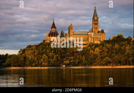 OTTAWA, KANADA - 27. Oktober 2020: Ein Sonnenuntergang im Herbst, der sich von den Parlamentsgebäuden in Ottawa, Ontario, Kanada, reflektiert. Stockfoto