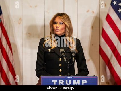 Wapwallopen, Usa. Oktober 2020. First Lady Melania Trump spricht bei Make America Great Again Event als Teil des Wahlkampfes bei Whitewoods in Wapwallopen Pennsylvania am 31. Oktober 2020. (Foto von Lev Radin/Sipa USA) Quelle: SIPA USA/Alamy Live News Stockfoto