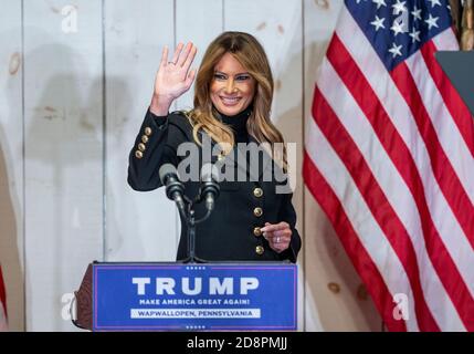 Wapwallopen, Usa. Oktober 2020. First Lady Melania Trump spricht bei Make America Great Again Event als Teil des Wahlkampfes bei Whitewoods in Wapwallopen Pennsylvania am 31. Oktober 2020. (Foto von Lev Radin/Sipa USA) Quelle: SIPA USA/Alamy Live News Stockfoto