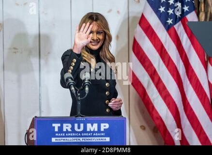 Wapwallopen, PA - 31. Oktober 2020: First Lady Melania Trump spricht beim Make America Great Again Event im Rahmen des Wahlkampfs bei Whitewoods Stockfoto