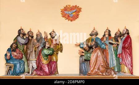 WIEN, AUSTIRA - 22. OKTOBER 2020: Die abgekalbte polychrome Skulpturengruppe Pfingsten in der Pfarrkirche Kaisermühlen. Stockfoto