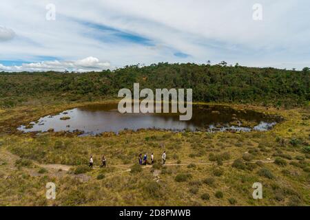 BELMIRA, KOLUMBIEN - 20. Jan 2020: Belmira, Kolumbien - 19 2020. Januar: Mehrere Touristen, die um die kleine Lagune in der Paramo, mit Bäumen, Pla Stockfoto