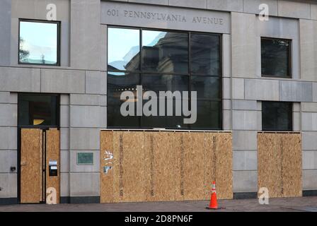 Washington, DC, USA. Oktober 2020. Unternehmen gehen vor den Präsidentschaftswahlen 2020 am 31. Oktober 2020 weiter in Washington, DC, an Bord. Kredit: Mpi34/Media Punch/Alamy Live Nachrichten Stockfoto