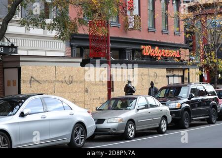 Washington, DC, USA. Oktober 2020. Unternehmen gehen vor den Präsidentschaftswahlen 2020 am 31. Oktober 2020 weiter in Washington, DC, an Bord. Kredit: Mpi34/Media Punch/Alamy Live Nachrichten Stockfoto